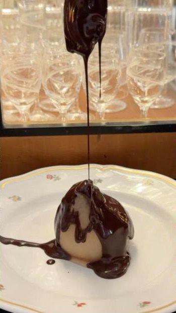 Dolce al cioccolato impiattato