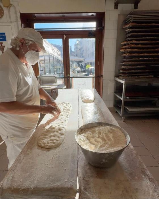 Lavorazione dell'impasto al Forno Campo de' Fiori