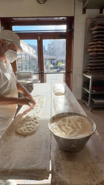 Lavorazione della pizza al Forno Campo de' Fiori