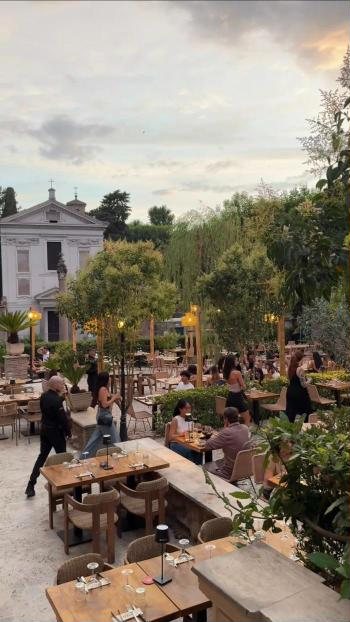 Terrazza di un ristorante a Roma al tramonto