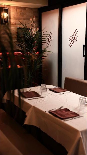Sala apparecchiata di un ristorante