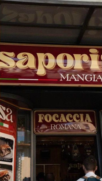 Insegna Saporizzo a Piazza Venezia